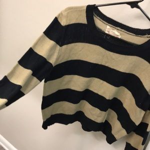 Ambiance crop long sleeve. L. Gold/tan & black.